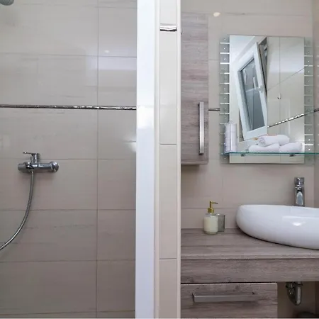 Apartment Rovanjska דירה רובנסקה